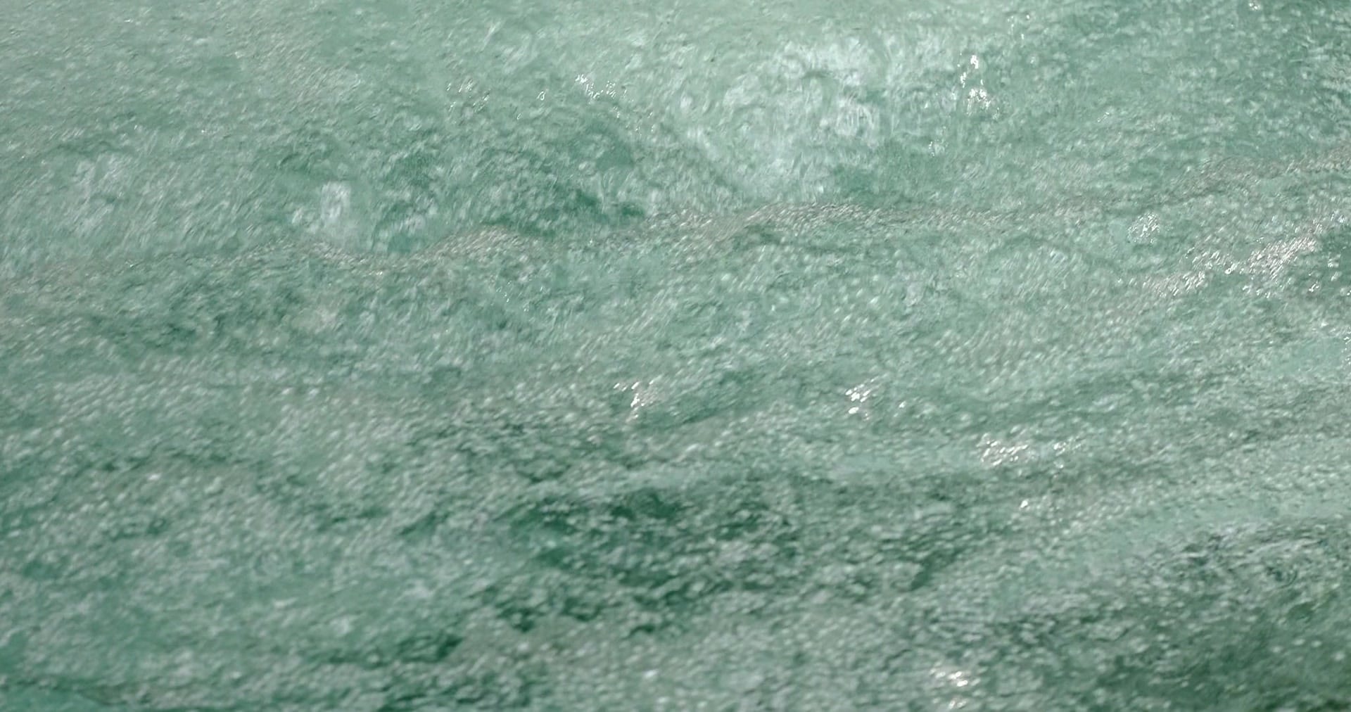 Bewegte Wasseroberfläche im Whirlpool