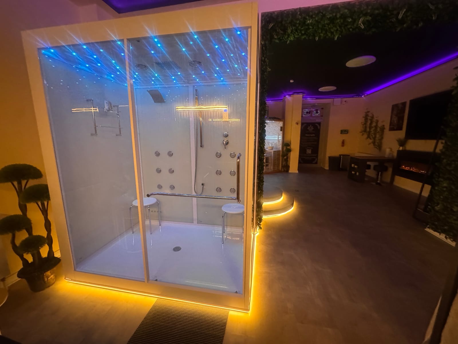 Dampfkabine mit blauem LED-Licht bei Nacht