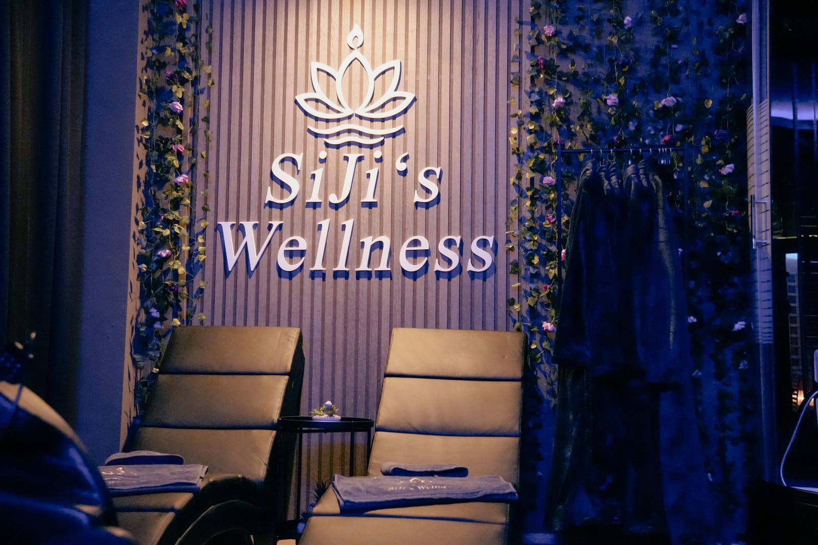Lounge mit Massagesesseln und Bademänteln