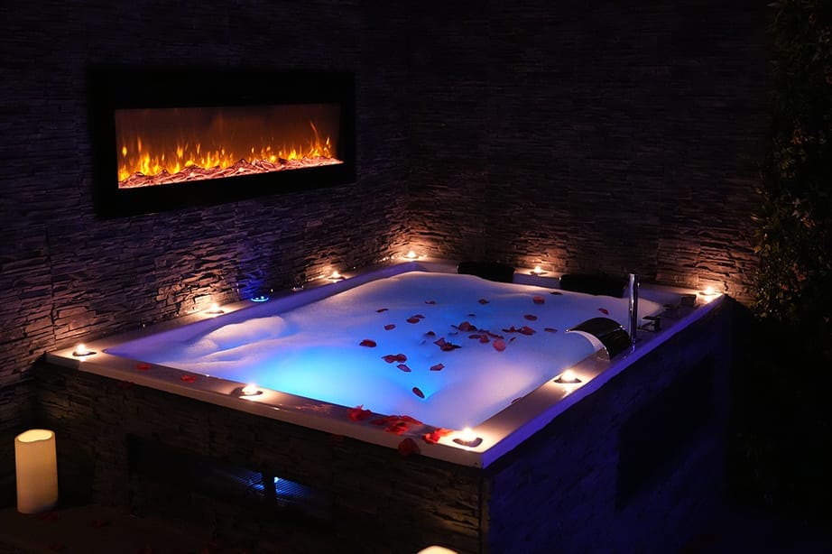 Whirlpool bei Nacht mit Kerzen